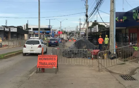 Proyecto de soterramiento de cables causa pérdidas a empresarios de Santiago 