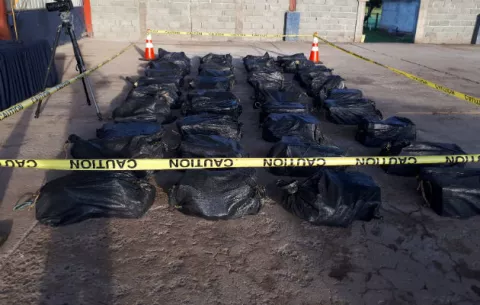 Atrapan a tres colombianos con 800 paquetes de presunta cocaína