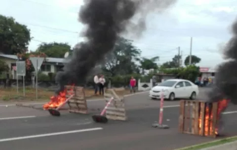 Incendian llantas en vías de Veraguas cansados de los frecuentes apagones