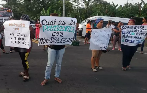 Obstruyen carretera Panamá-Colón por entrega de viviendas de forma política