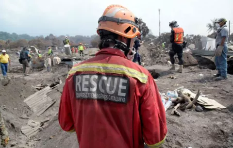 Hallan 18 restos humanos por la erupción del volcán de Fuego en Guatemala