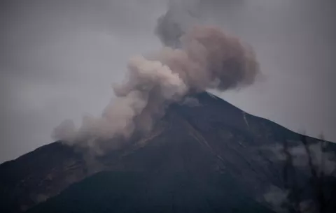 Potente Volcán de Fuego en Guatemala amanece con 5 explosiones por hora
