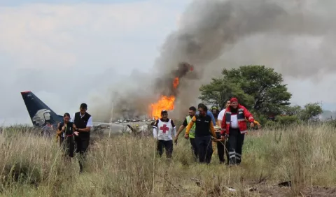 Recuperan las cajas negras del avión accidentado en México