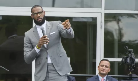 Jordan se pone del lado  del Rey  LeBron  