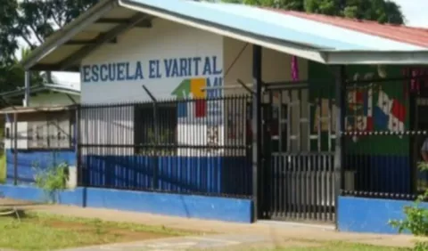 Maestro  asistía a  clases vestido de mujer