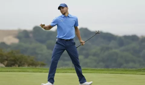 Curry firma  tarjeta de  71 golpes