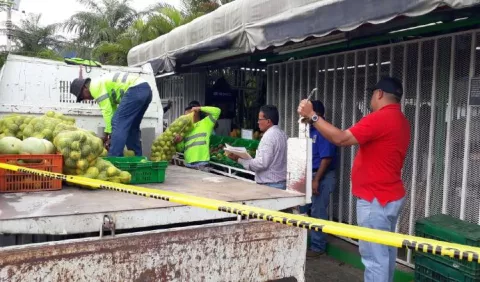 Alcaldía desaloja a buhoneros