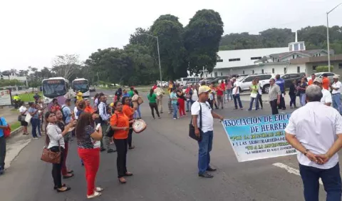Docentes sin ministra y con pagos atrasados