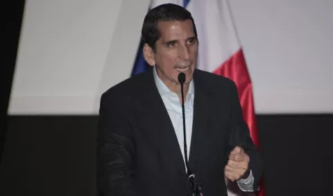 Roux recibe credenciales como candidato de CD