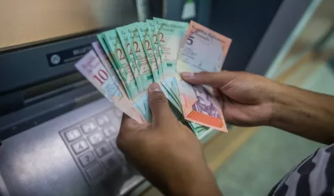 Cambio de moneda arranca casi 'desfasada'