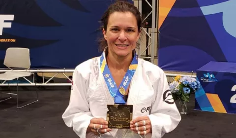 Rosanía levanta un título mundial, pese a lesión