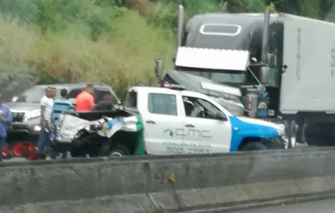 Triple colisión en la autopista Panamá Colón