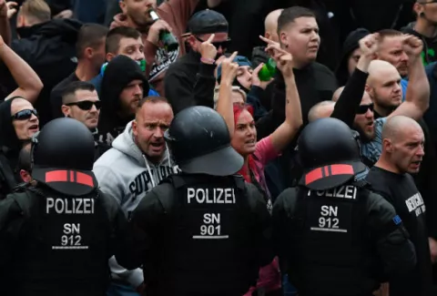 Neonazis en Alemania salen a "cazar" inmigrantes tras disturbios del domingo