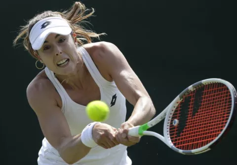¡Machismo! Alize Cornet se cambió la camiseta en plena pista y la sancionan