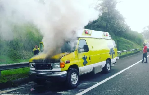 ¡Peligro! Arde ambulancia en la autopista Panamá - Colón