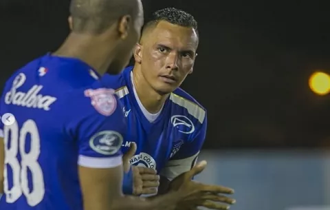 Blas Pérez y Faber Gil encarrilan el pase del Árabe a semis de la Liga Concacaf
