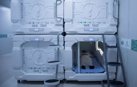 Un hotel cápsula futurista aloja a los peregrinos a La Meca