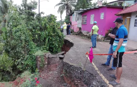 Colapsa vía debido a la intensas lluvias que se dieron en Arraiján