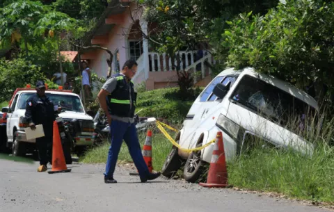Investigan muerte de hombre hallado en auto dentro de cuneta en Arraiján