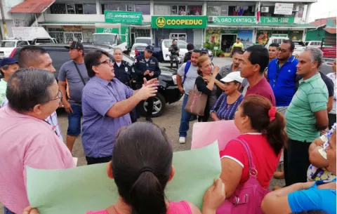 Residentes de la Doradilla sitian a funcionarios del MOP en La Chorrera 