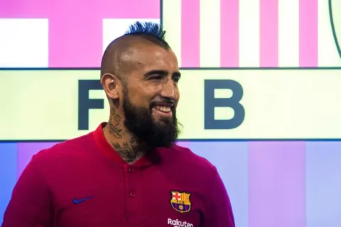 Monito Vidal hace la presentación de su papá el Rey Arturo como jugador de Barcelona