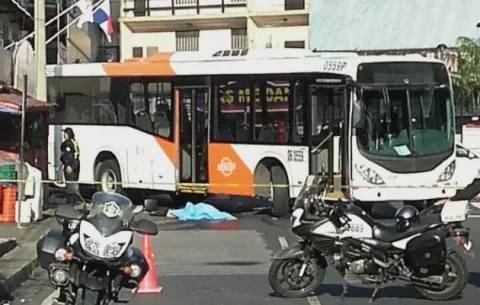 Hombre muere tras ser atropellado por Metrobús en la Plaza 5 de Mayo