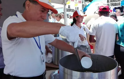 Protestan en el Oeste con sancocho y huevos en contra de las importaciones