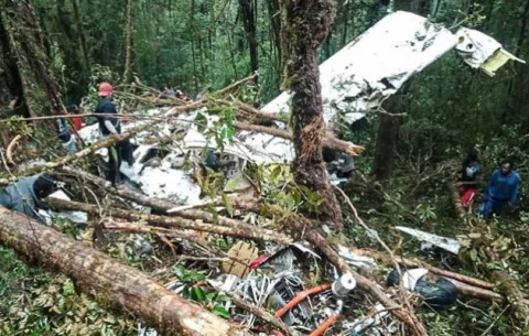 Mueren ocho personas al estrellarse un avión en Indonesia
