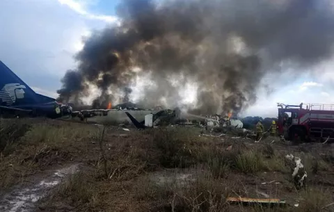 Siguen con atención médica 17 pasajeros del avión accidentado en México