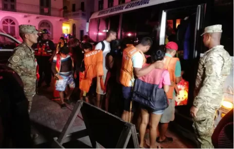 Rescatan a 70 personas a bordo de embarcación  en la Cinta Costera 