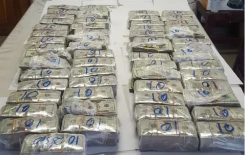 Buscan al sujeto que abandonó medio millón de dólares en Paso Canoas