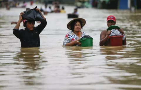 Suben a 15 muertos y 149,000 los desplazados por inundaciones en Birmania