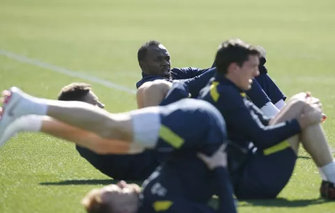 Usain Bolt completa su primer día de entrenamiento con un club de fútbol