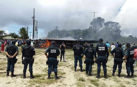 Expulsan inmigrantes venezolanos de sus carpas y queman sus objetos
