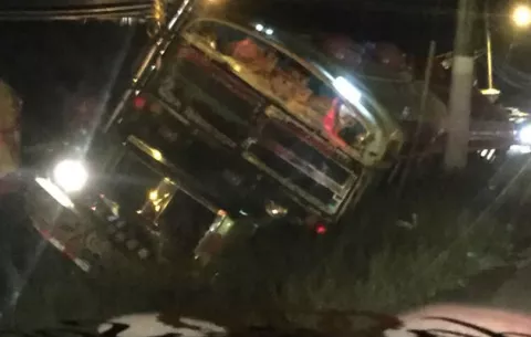 Bus cae en cuneta de Colón, choca contra tendido eléctrico y hay 5 heridos