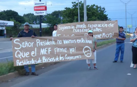 Protestan por mal estado de las calles en Chitré 