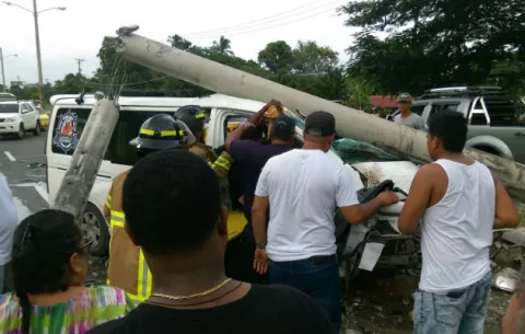 Dos heridos al colisionar microbús con poste en Malambo de Chame