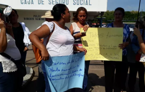 En Chitré, afectados por el dietilenglicol protestan ante policlínica de la CSS