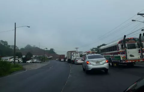 Comunidades de Colón cansados de no tener agua cierran la carretera Panamá-Colón