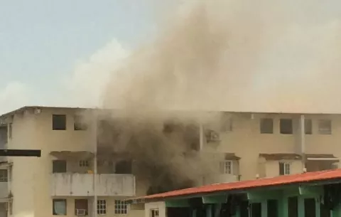 Una persona afectada por inhalación de humo en un conato de incendio en Colón 
