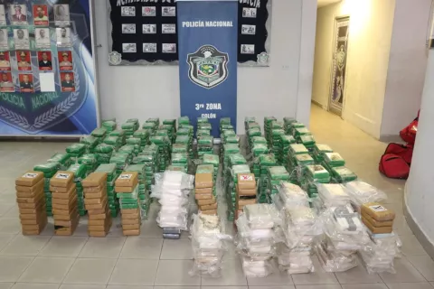 Incautan más de 800 paquetes de cocaína en un puerto de Colón