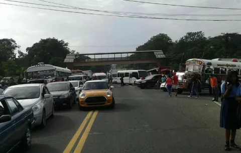 Colón, en el caos por protestas de casa y construcción de plantel 