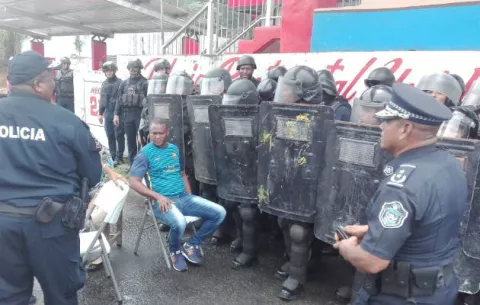 Cierre del IPT de Colón con gritos, empujones y gases lacrimógenos