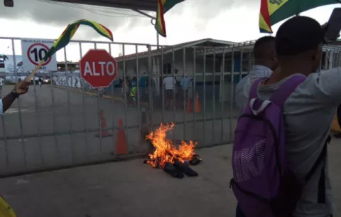 Manifestantes cierran el Home Port en la ciudad de Colón