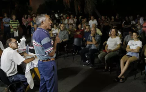 Los cubanos comienzan a debatir su Constitución entre homenajes a Fidel
