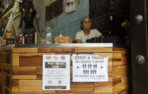 Diseño, carteles y una boda simbólica para defender el matrimonio gay en Cuba