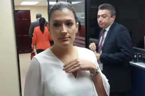 Piden no ratificar a esposa de ministro Eduardo Carles en el Ifarhu