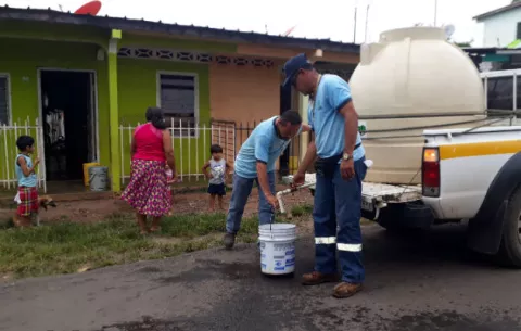 Desesperados: Chitreanos llevan sin agua más de 30 horas