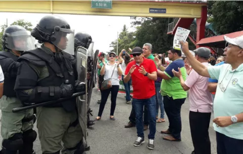 Docentes cierran vías en varios puntos de Chiriquí ante incumplimiento