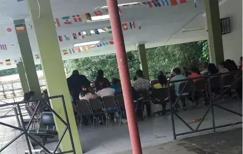 Docentes comienzan a llegar al Meduca para ser atendidos